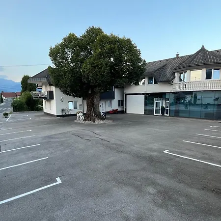 호스텔 Linden Tree